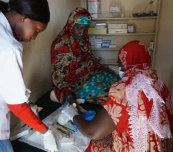 Fatou Gaye mit Patientin und Krankenschwester