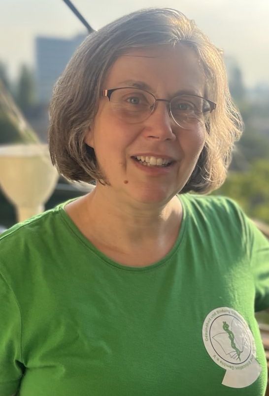 Daniela Hausdorf, Vorstandsmitglied (Schwerpunkte Schulgeld & Ausbildung, Öffentlichkeitsarbeit, Fundraising), Projektleiterin Kunkujang Keitaya.