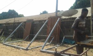 Tore werden geschweißt für Sportplatz Ndofan 2016