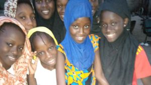 Lachende Mädchen im Kinderschutzhaus