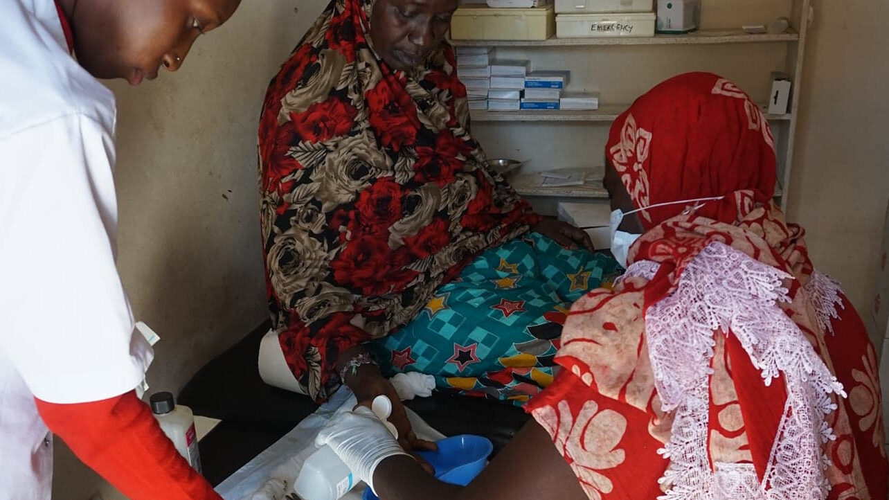 Fatou Gaye mit Patientin und Krankenschwester