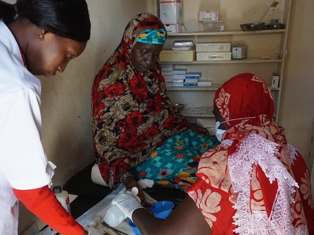 Fatou Gaye mit Patientin und Krankenschwester