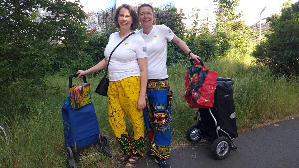 Vorstand: Anja und Daniela sammeln Pfand auf dem Karneval der Kulturen