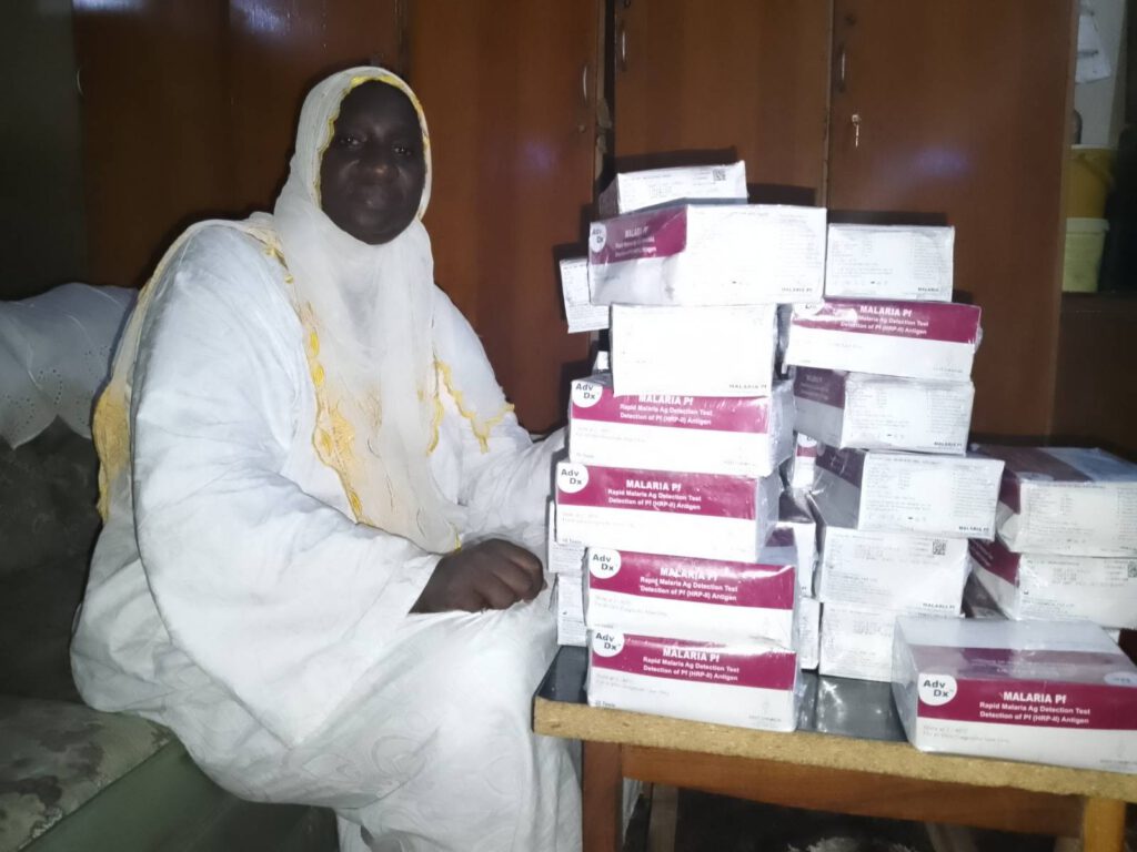 August 2023 Fatou Gaye mit Malaria Testkits