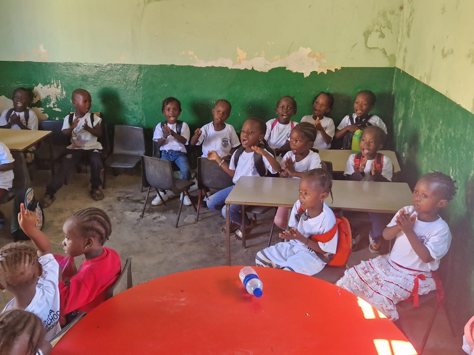 Spenden für Kairaba Nursery School übergeben