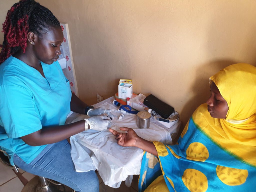 2023_10_eine-nurse-bei-der-Arbeit-i-Labor