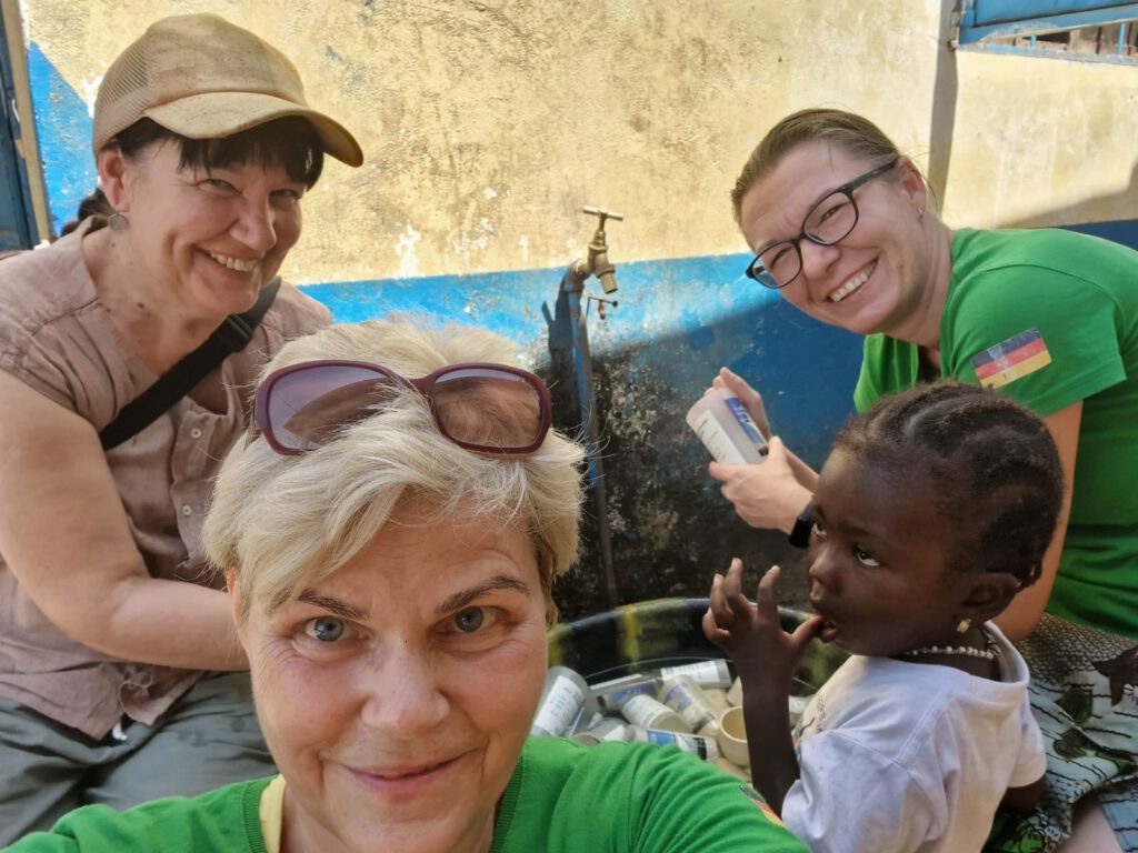 2023 11 Maike Sabine und Anja helfen beim Abwaschen der Zahnputzbecher Faraba