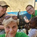 2023 11 Maike Sabine und Anja helfen beim Abwaschen der Zahnputzbecher Faraba