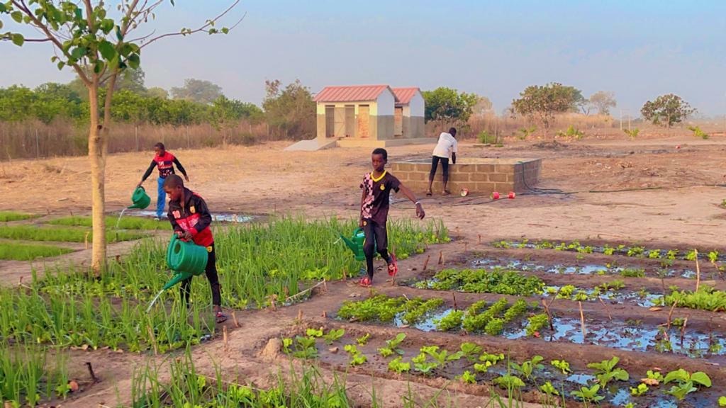 Sareh Marie Dobo: Neue Wasserbecken helfen im Schulgarten