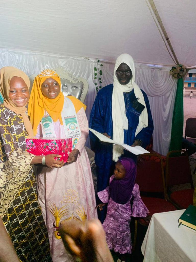 Fatou Njie graduiert als Hafiza von Fatous Koranschule 2023