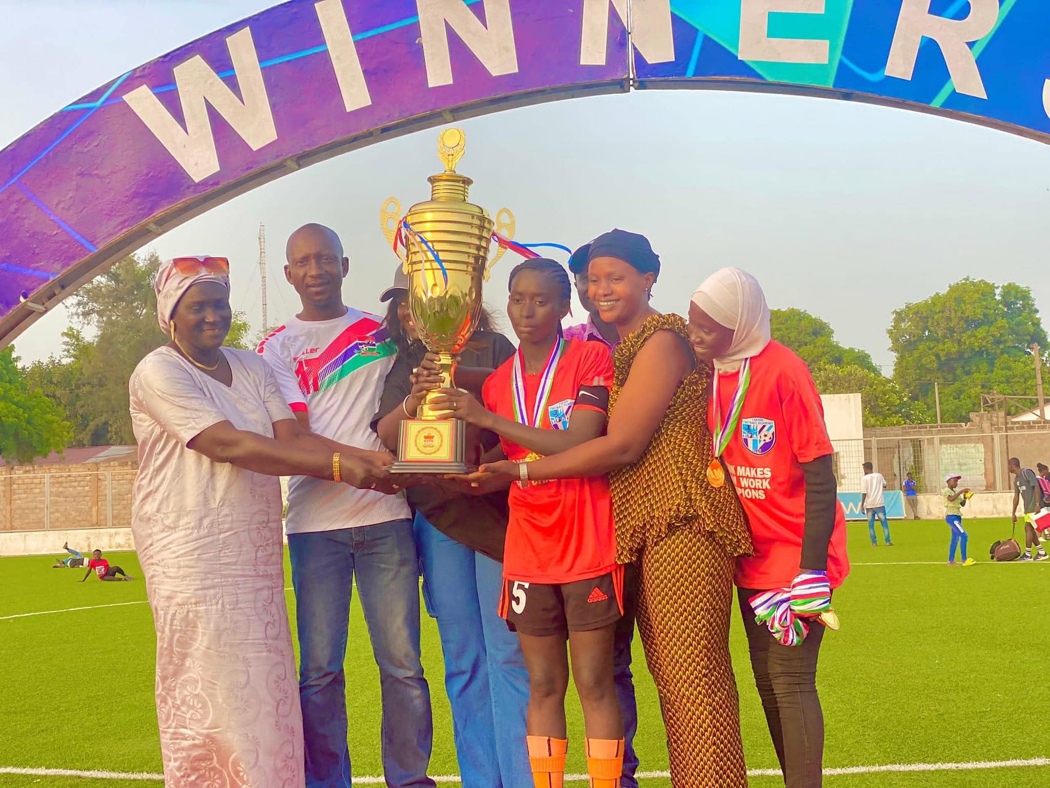 Yakarrs Fußballdamen sind aufgestiegen – und hier ist der Dank an uns