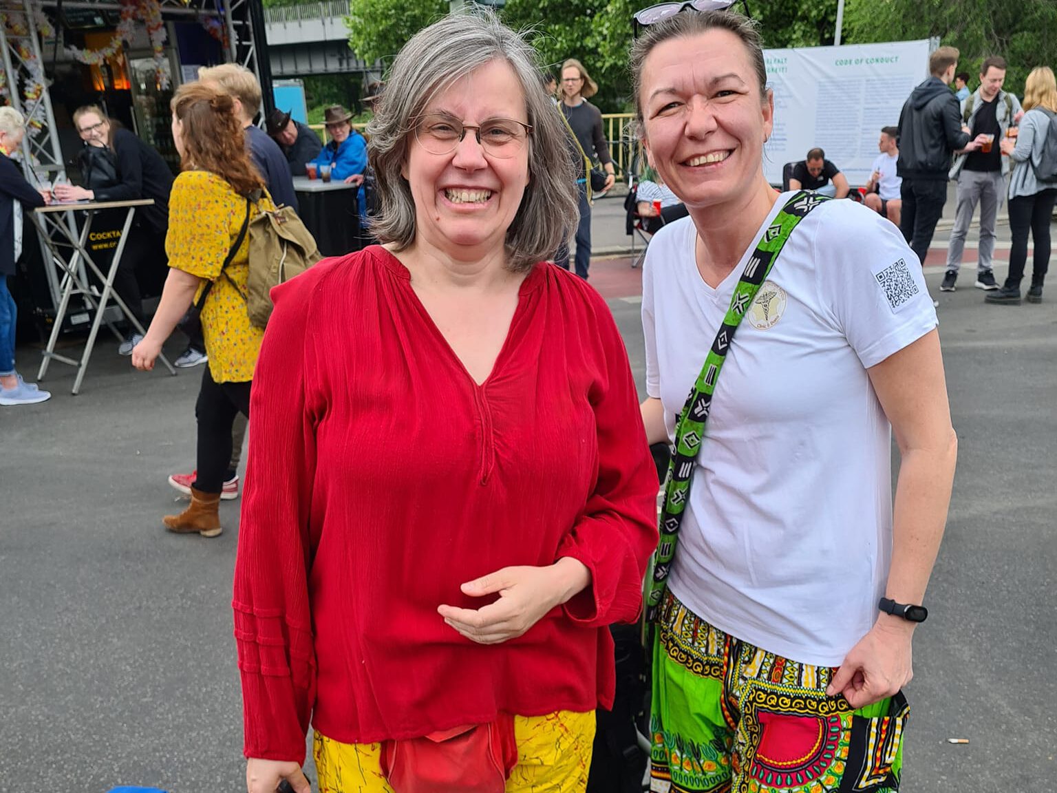 Anja und Daniela lachend auf dem Karneval der Kulturen 2024