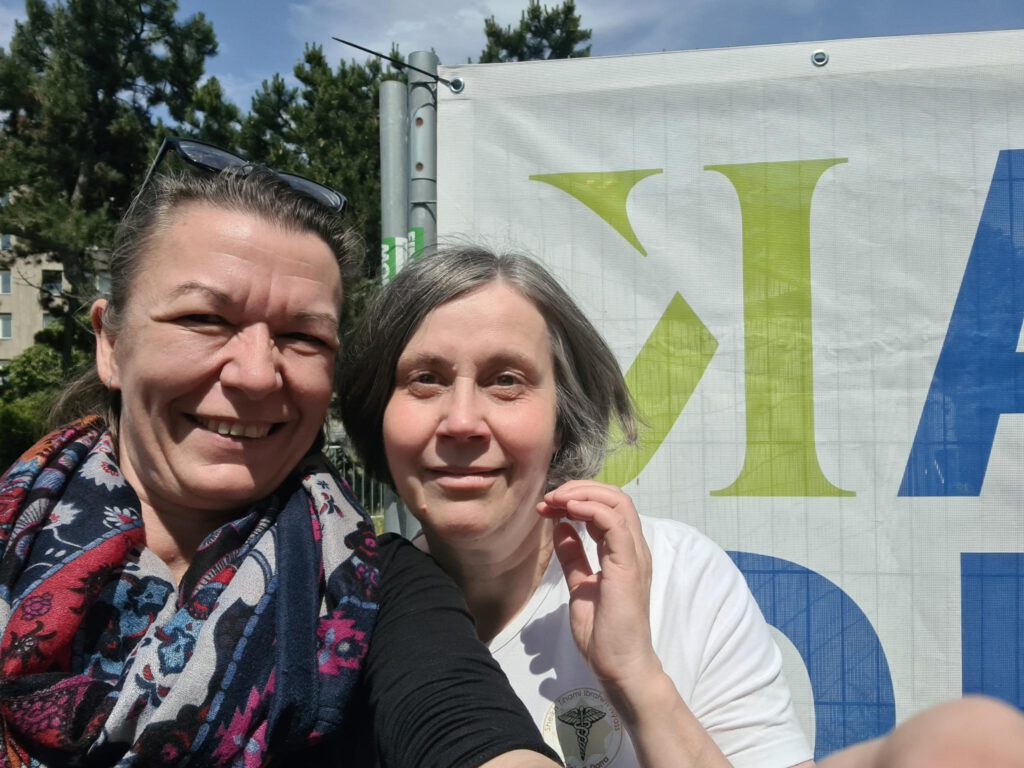 Anja und Daniela vor dem Plakat "Karneval der Kulturen", 2025