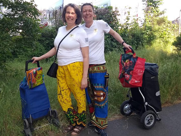 Daniela und Anja mit Sammeltaschen auf dem Karneval der Kulturen 2024