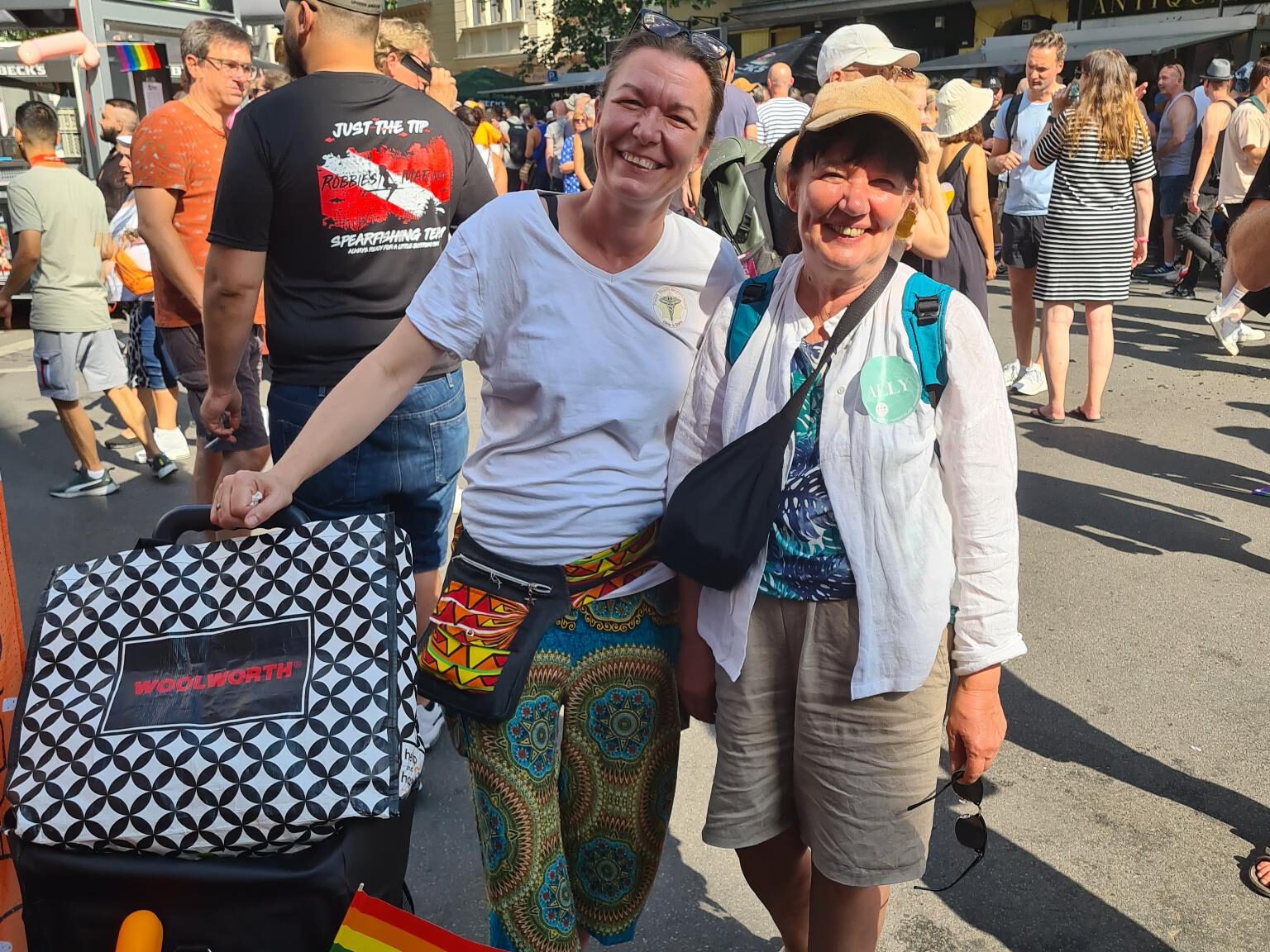 Anja und Meike mit Sammeltaschen auf dem Motzstraßenfest 2024