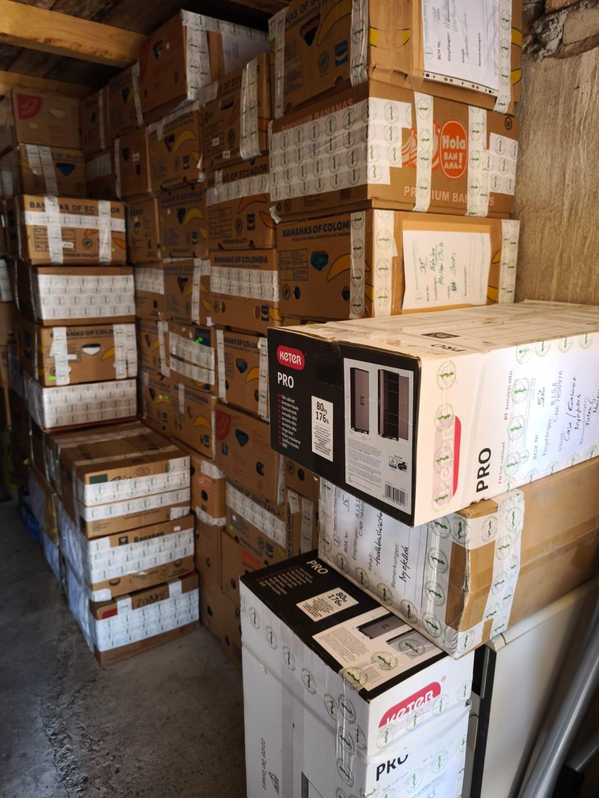 Sachspenden in Container verladen