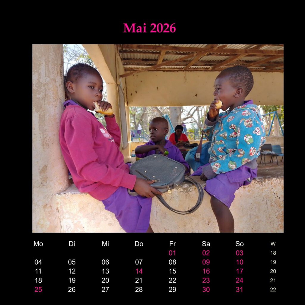 Kalenderblatt Mai 2026 mit zwei Kindern auf einer Verandamauer, Tapalapa essend