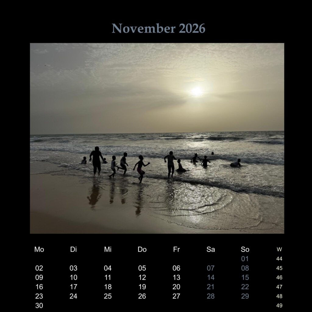 Kalenderblatt November 2026, gambischer Strand im Gegenlicht, eine Gruppe kleiner Kinder rennt fröhlich ins Wasser