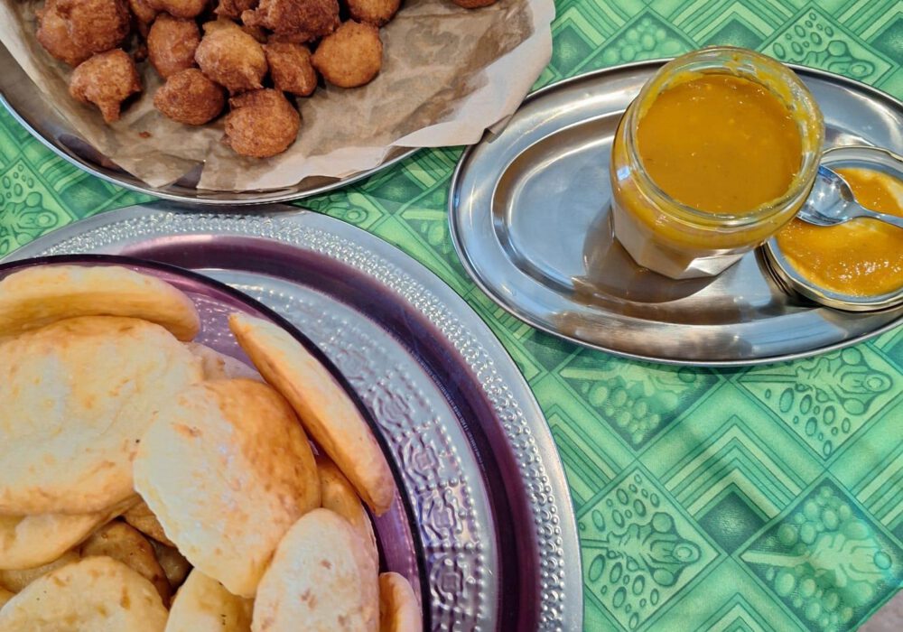 Akara mit Mangosoße, Käsetaler auf Teller