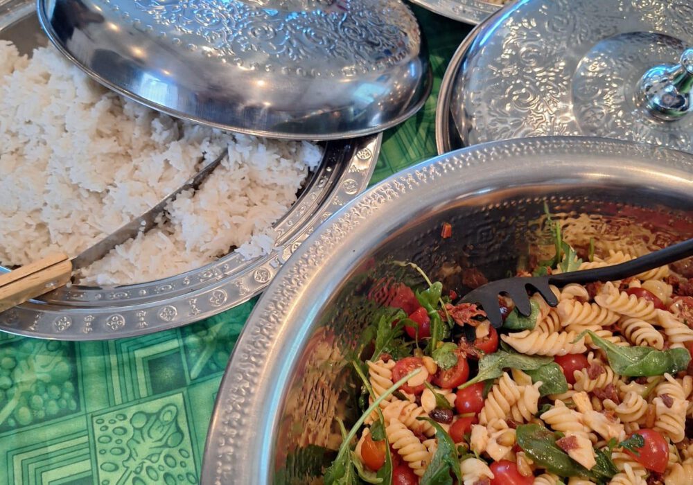 Nudelsalat und Reis in Schüsseln