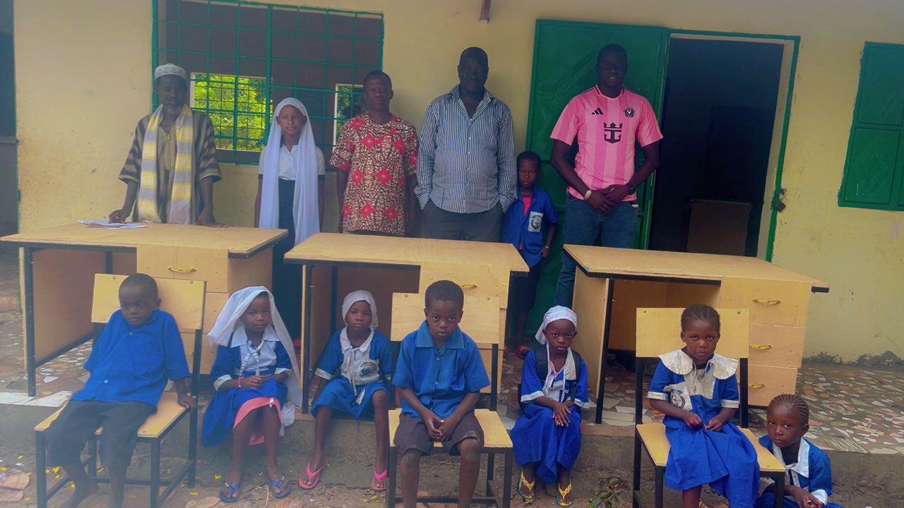 Lehrertische für die Klassenzimmer in Sareh Marie Dobo