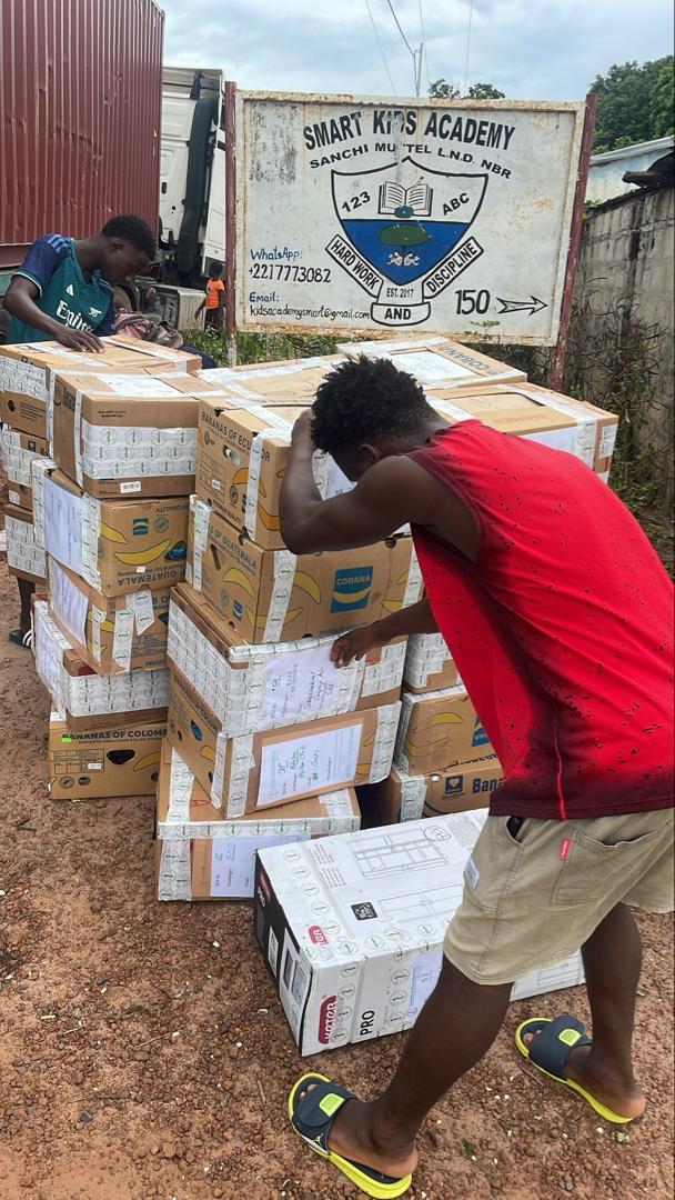 Sachspenden mit Container angekommen
