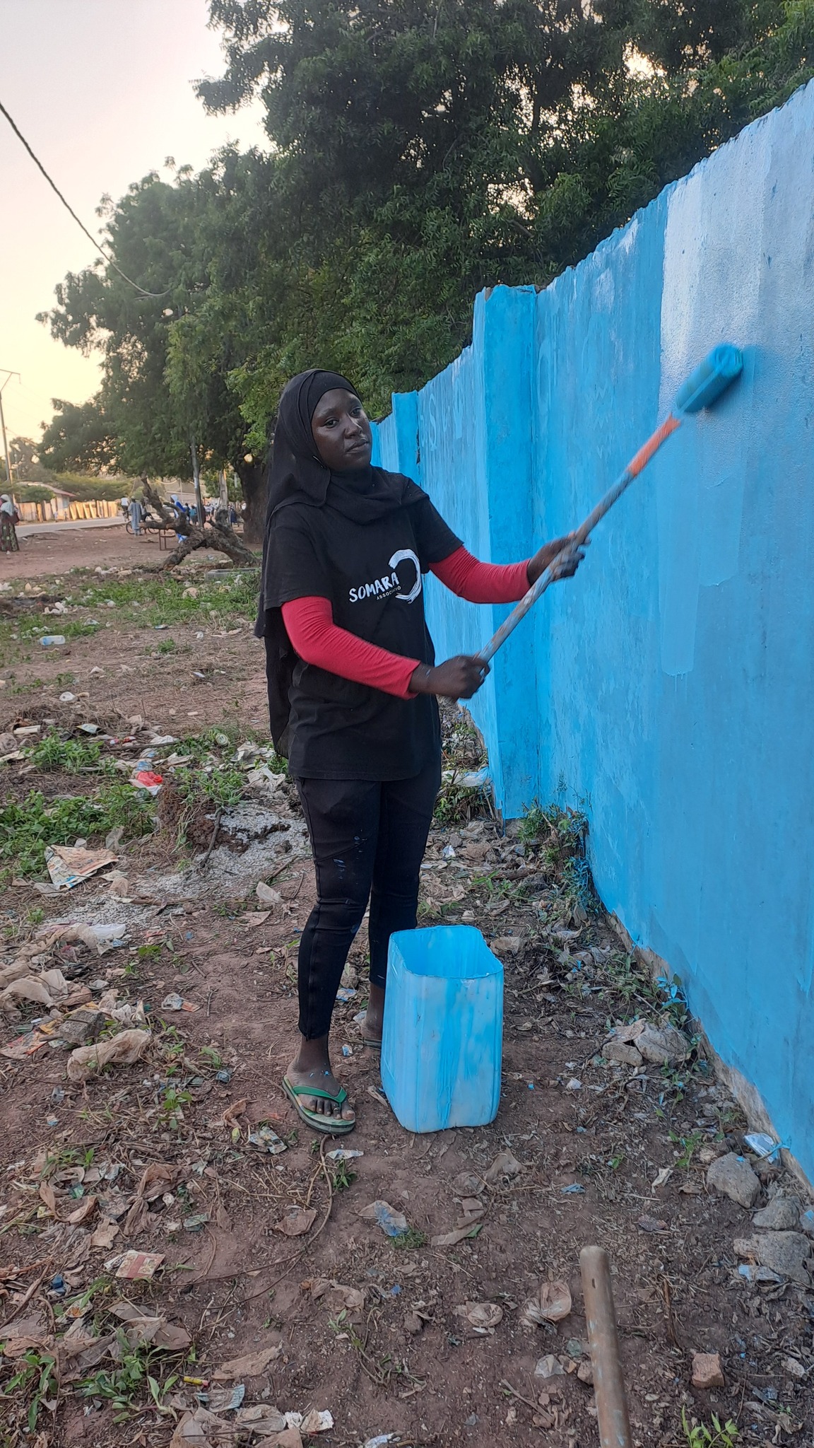 Adama Jarju beschenkt zu ihrem Geburtstag die Grundschule in Siffoe