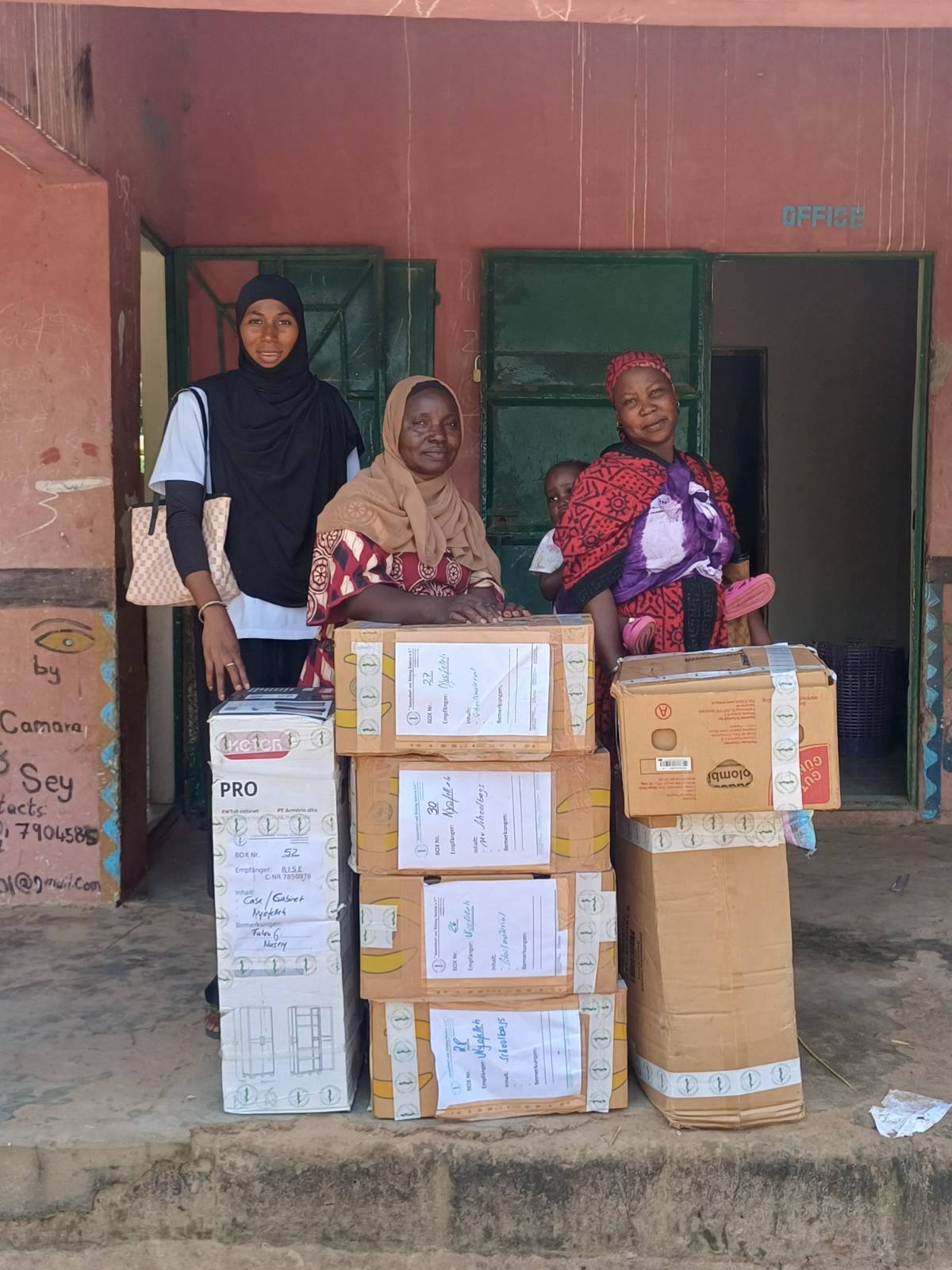 Nyofelleh: Sachspenden aus Container übergeben