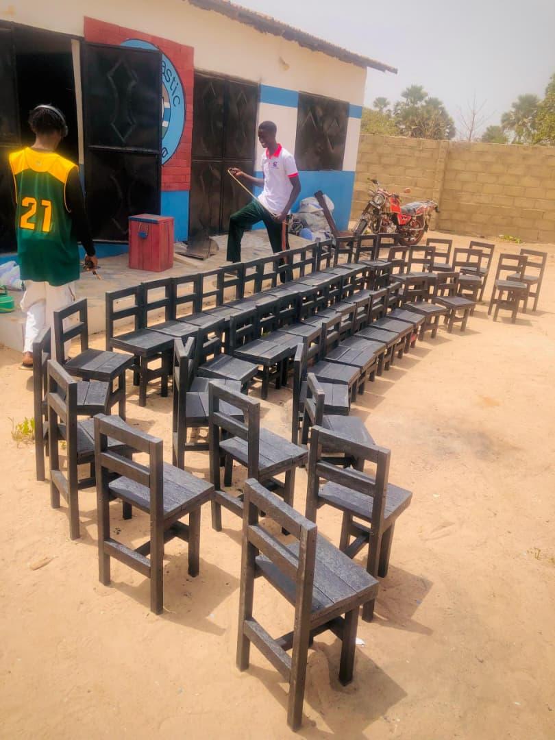 Nyofelleh bekommt Stühle – Made in The Gambia
